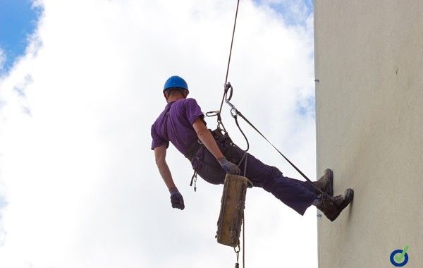 Evaluación de riesgos para obras puntuales de fachadas mediante técnicas de trabajos verticales