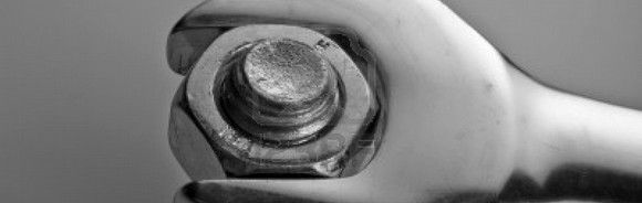 4610295-cerca-de-una-llave-ya-sea-apretando-o-aflojando-una-tuerca-de-un-tornillo