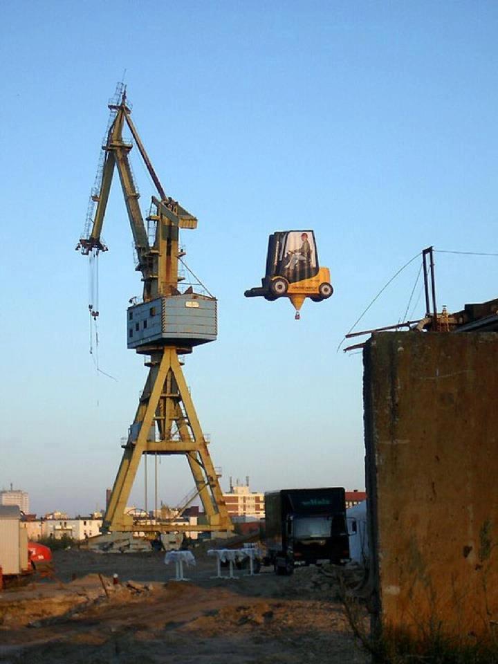 Atención ¡¡ Carretilla elevadora por el aire ¡¡