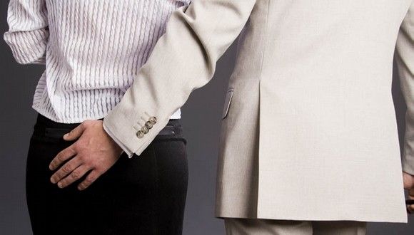 Los besos no consentidos en el trabajo no son acoso