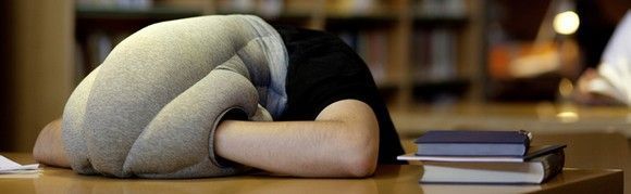 La almohada avestruz: ¿la solución a la siesta en la oficina?