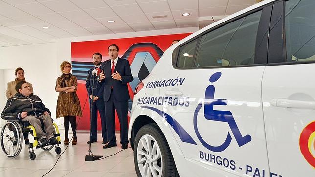 Renault adapta un coche de autoescuela para personas con movilidad reducida