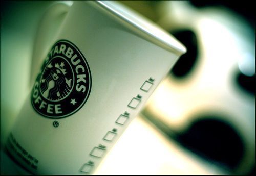 Starbucks prohibirá fumar a siete metros de sus locales