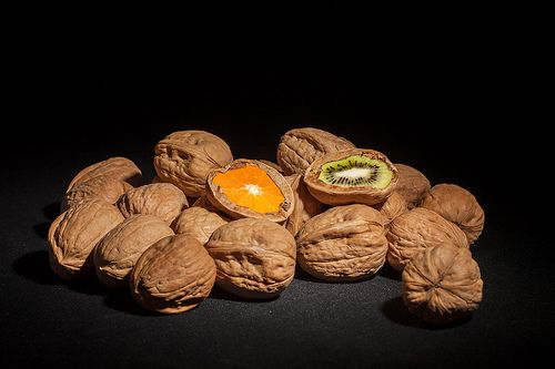 Comer nueces reduce el riesgo de enfermedades del corazón en adultos con sobrepeso