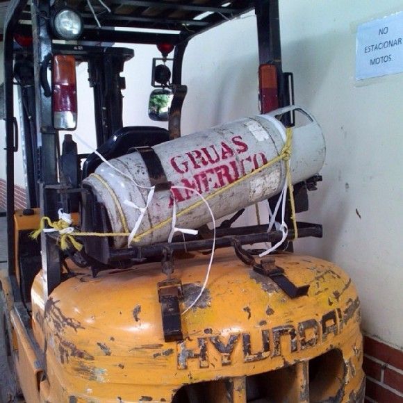 Entre no paren motos y la bombona nada buen asegurada todo es un riesgo ....