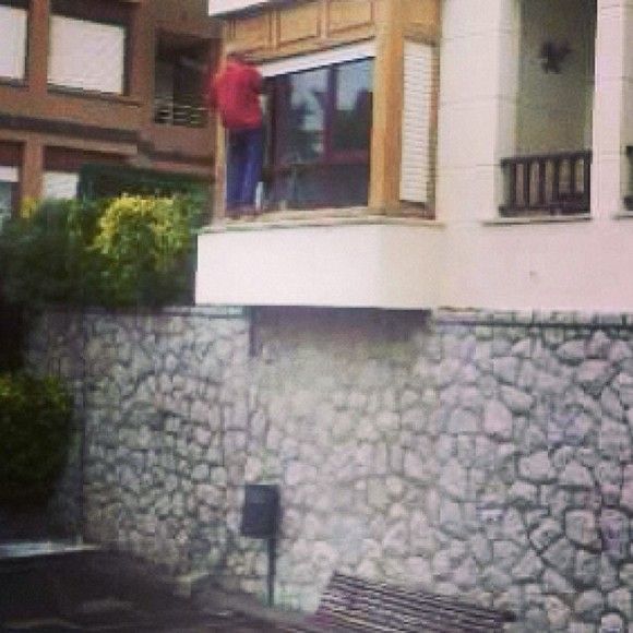Y aquí Spiderma arreglando una ventana