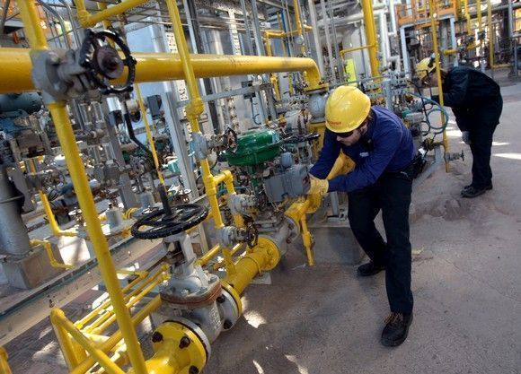 Trabajadores en la refinería "Gibraltar-San Roque"
