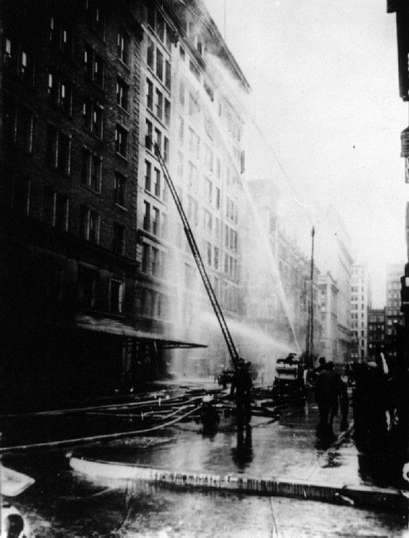 Bomberos en el incendio