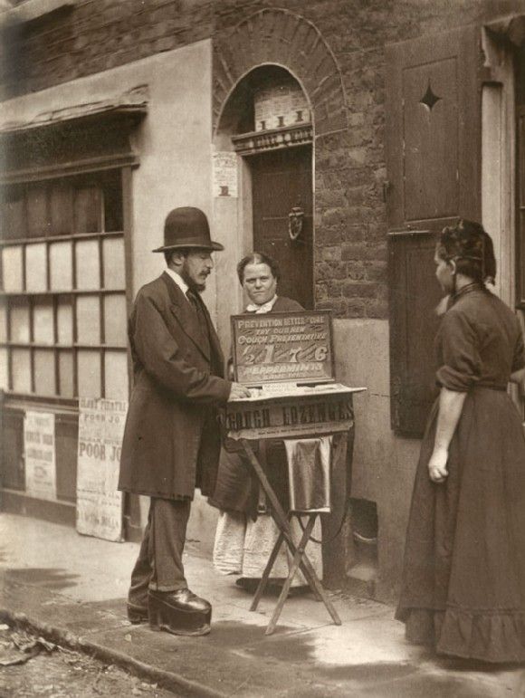 1877 Londres. Vendedor de pastillas para la tos y ungüentos curativos visto en Flickr