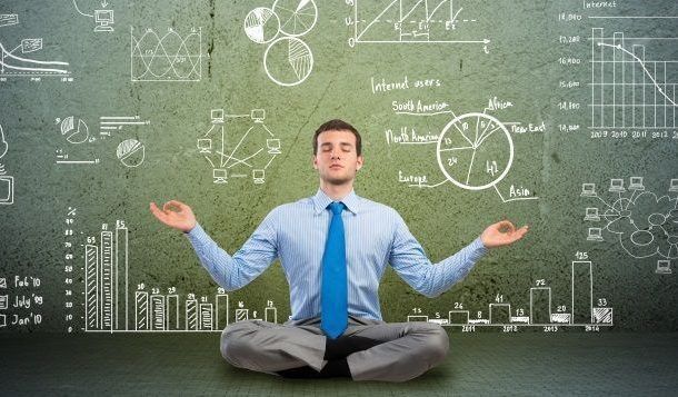 Trabajes de pie o sentado, haz un break y practica la gimnasia laboral