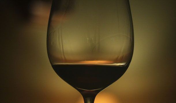 Los beneficios para la salud de beber de forma moderada se han exagerado, según un informe