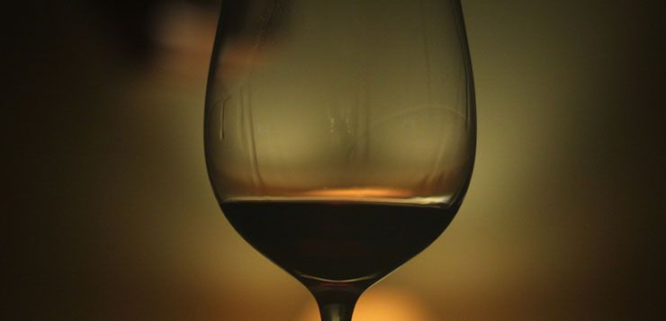Los beneficios para la salud de beber de forma moderada se han exagerado, según un informe