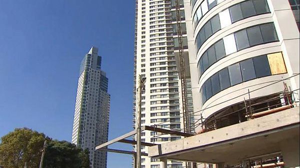 Le cayó una tuerca en la cabeza desde un piso 45 y lo mató