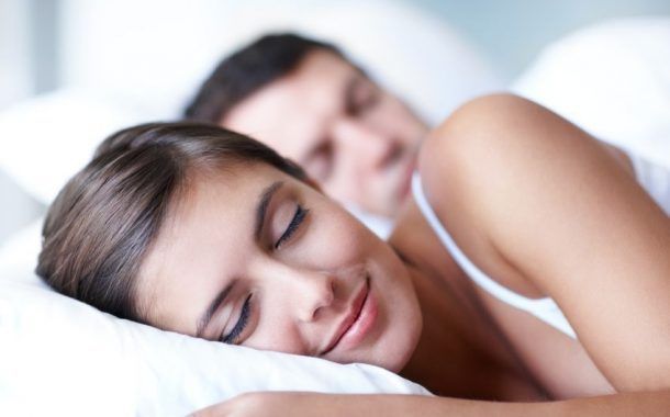 Dormir bien: una estrategia simple para trabajar mejor y promover la salud en la empresa.