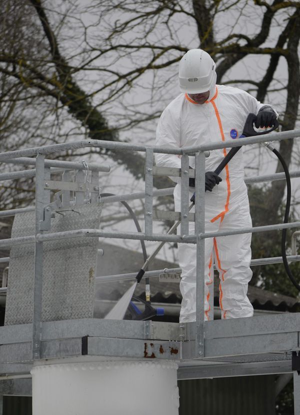 Las prendas de protección DuPont™ Tyvek® 800J mejoran la seguridad y la comodidad de los operadores de S.G.A. J.Meyer