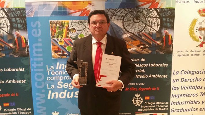 D. Rafael Ruiz Calatrava recibe la 