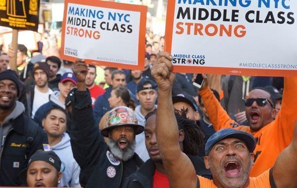 Miles de obreros marchan en NY para exigir más seguridad en las construcciones