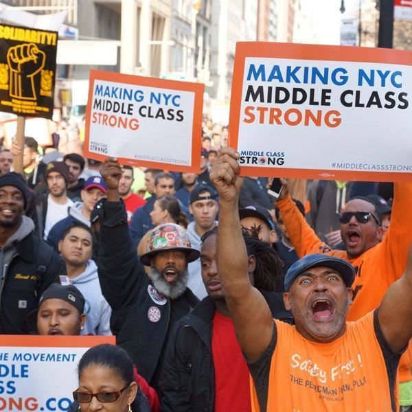 Miles de obreros marchan en NY para exigir más seguridad en las construcciones