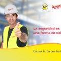 Azucarera ha conseguido cerrar un ejercicio completo sin accidentes con baja en su fábrica de Toro (Zamora), lo que constata la tendencia de reducción de accidentes laborales que la compañía viene logrando en los últimos años gracias a las medidas de prevención de riesgos laborales implantadas. Del mismo modo, en el centro de Miranda logró más de un año sin accidentes con baja de personal propio el pasado mes de enero y en la fábrica de La Bañeza lo cumplió el año pasado. La seguridad y la salud de todos los que trabajan en sus instalaciones es uno de los pilares en los que la compañía asienta tanto el desarrollo de su función como organización, como el de sus objetivos de negocio. Mediante campañas internas como “La seguridad es una forma de vida”, iniciada el pasado octubre, la empresa promueve el compromiso de los trabajadores con comportamientos responsables y seguros en su actividad diaria. Azucarera persigue ser una empresa 100% segura y saludable y, para ello, dispone de un programa y plan de acción en Prevención de Riesgos Laborales muy innovador, que le está permitiendo una integración real de la Salud y Prevención como parte del trabajo diario de todos sus empleados y colaboradores. Estas acciones constituyen una prioridad dentro de la estrategia de sostenibilidad de la compañía que, consciente de la evolución tecnológica y metodológica de las prácticas de prevención, las mantiene en constante evolución. Algunos ejemplos de estas buenas prácticas son el desarrollo de un programa de cambio cultural en materia preventiva o la creación de “círculos de prevención” y grupos de trabajo para fomentar la participación en las decisiones sobre seguridad y salud y los planes de acción. En este contexto, la empresa además de destinar una importante cantidad de recursos en el correcto acondicionamiento de sus centros de trabajo, está haciendo hincapié en el cambio de comportamiento y la responsabilidad individual como medio para eliminar todo tipo de incidentes. Estos esfuerzos, unidos a la colaboración de los empleados y contratas han permitido lograr un nuevo hito en cuanto a seguridad en el entorno laboral, logrando cumplir 365 días sin accidentes con baja en la fábrica de Toro.
