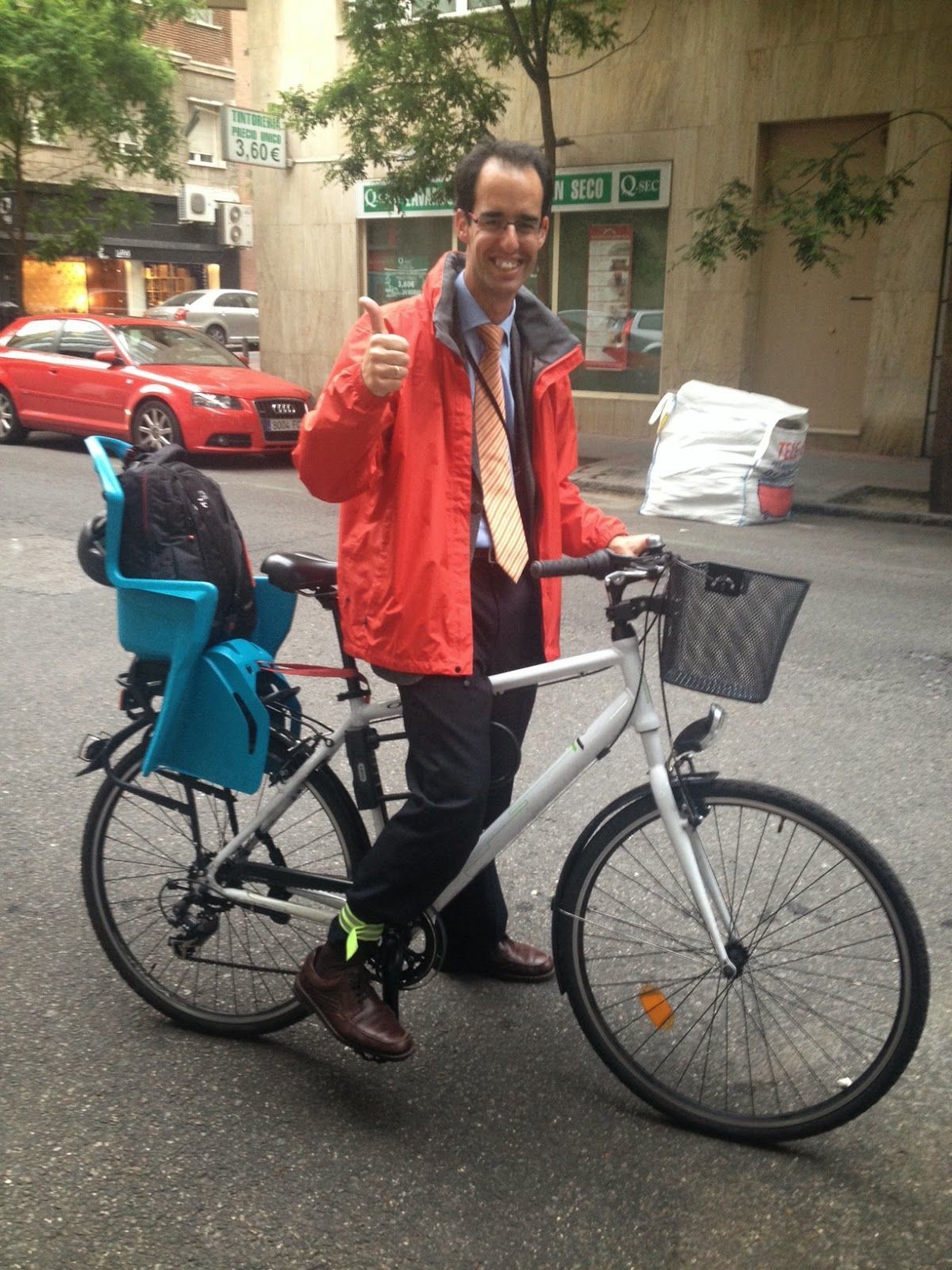 Pablo va al trabajo en bicicleta.... ¿ y es esto noticia ?