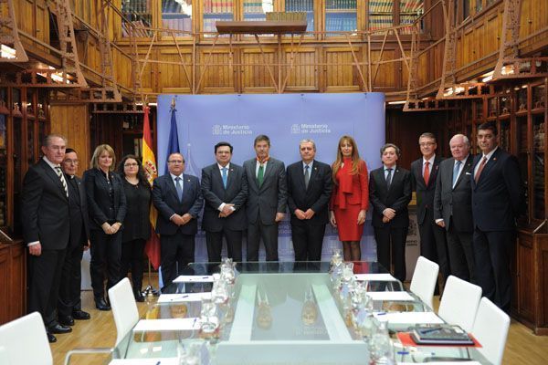 Imposición de la Cruz de los Servicios Distinguidos de las Ciencias del Trabajo al Ministro de Justicia