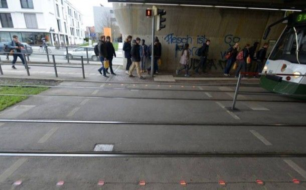 Instalan semáforos en el suelo para alertar del uso del móvil