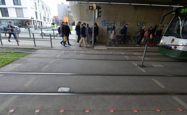 Instalan semáforos en el suelo para alertar del uso del móvil