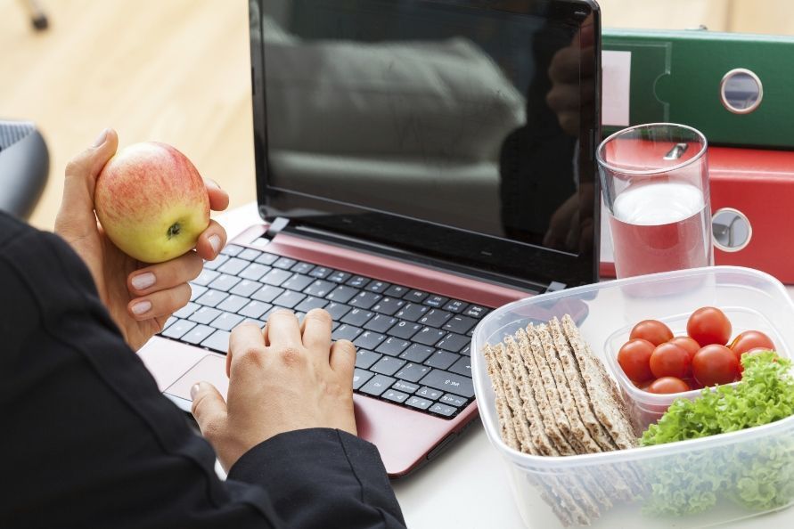 Comer fruta en el trabajo mejora el estrés laboral