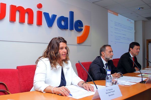 Representantes de Mercadona y BBVA y el gerente de umivale durante la sesión
