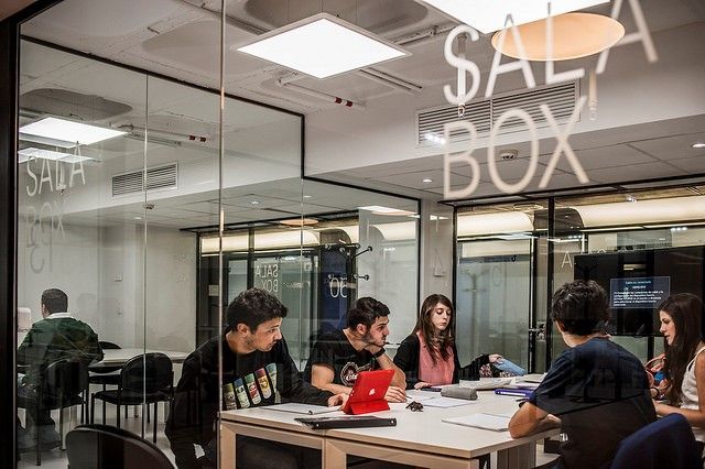 Boxes de Trabajo en grupo para los estudiantes - Las imágenes que aparecen publicadas en este artículo se corresponden con las actividades programadas en la Universidad Carlos III de Madrid en el marco del Máster Universitario en Prevención de Riesgos Laborales.
