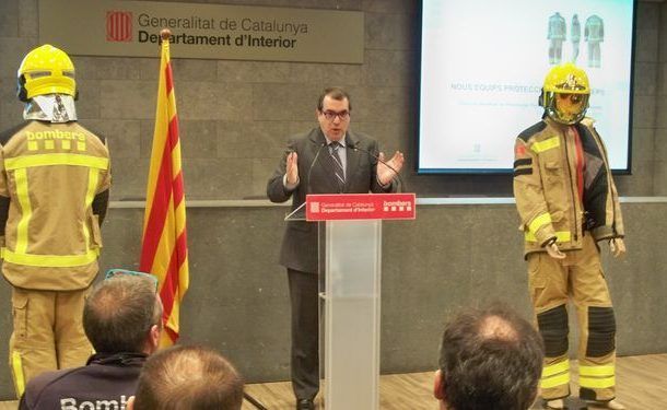 Nuevos uniformes con más protección para los bomberos catalanes