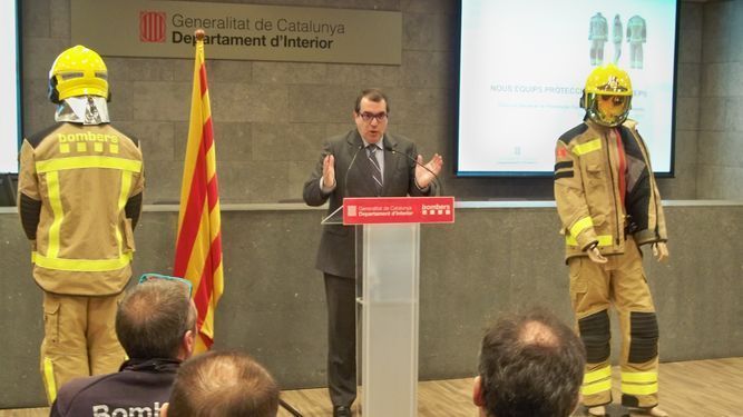 Nuevos uniformes con más protección para los bomberos catalanes