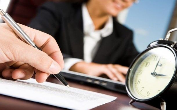 Un 82% de los españoles quiere entrar  y salir antes del trabajo