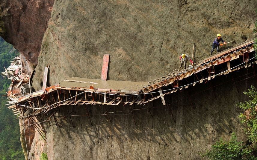Imágenes impactantes de la construcción de un sendero por trabajadores