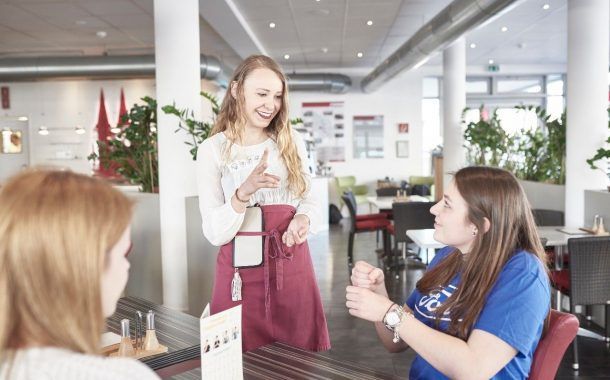 Ford Fund premia un proyecto de cafetería pop-up con camareros sordos ideado por estudiantes