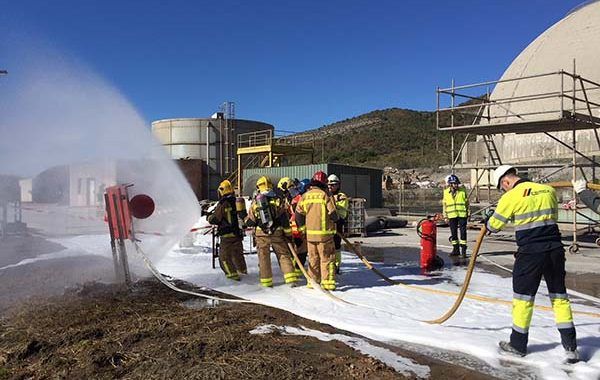 Simulacro de incendio de un camión cisterna en la planta de Alcanar