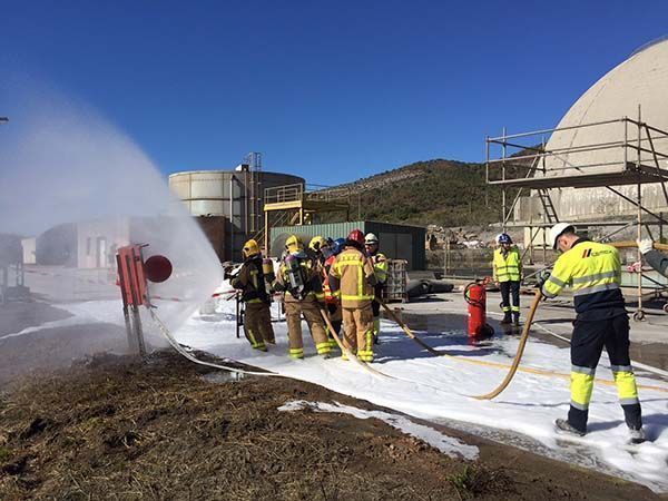 Simulacro de incendio de un camión cisterna en la planta de Alcanar