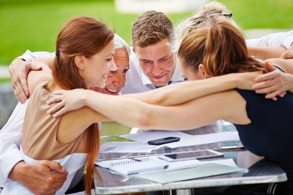 Reglas para dar abrazos en el trabajo