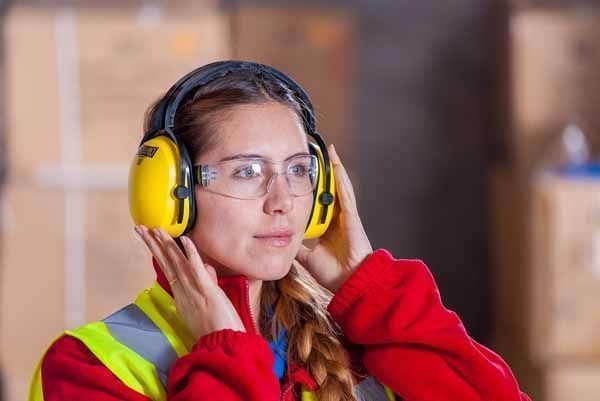 ¿Sabes cómo mantener una buena salud auditiva en el trabajo?