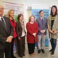 El consejero de Salud, Manuel Villegas, junto a la presidenta del Colegio Oficial de Farmacéuticos de la Región de Murcia, Isabel Tovar, y a la atleta española Ruth Beitia en la inauguración del curso '¿Deporte insano? Riesgos y prevención'.