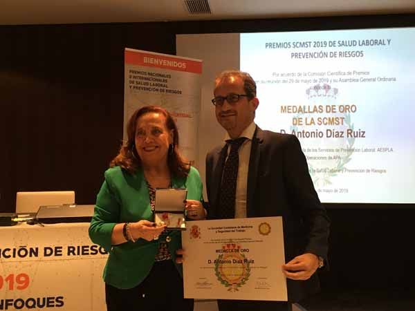 Antonio Diaz Ruiz recibe la medalla de Oro al mérito y trayectoria profesional
