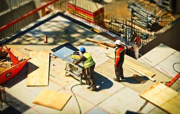 ¿Cómo se debe actuar para evitar riesgos laborales por exposición al calor? ¡Guía gratuita!
