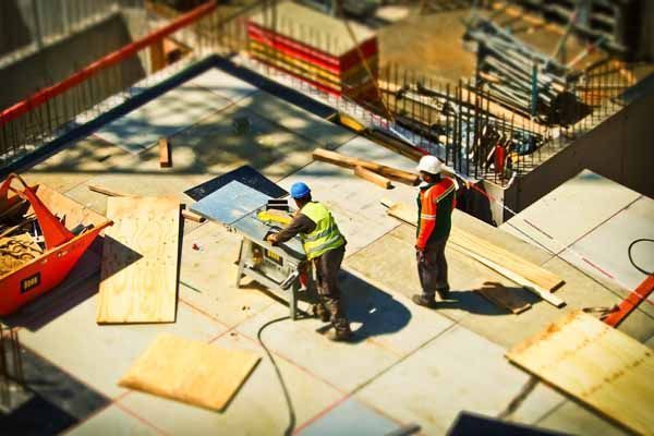 ¿Cómo se debe actuar para evitar riesgos laborales por exposición al calor?