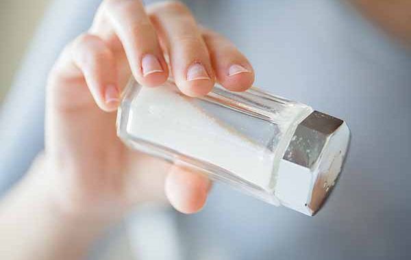 Expertos recomiendan que los saleros lleven advertencias de salud al estilo del tabaco