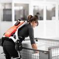 DB Schenker usará exoesqueletos para mejorar las condiciones y la salud de sus empleados
