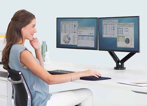 Cuatro motivos por los que es necesario un elevador de monitor en un puesto de trabajo