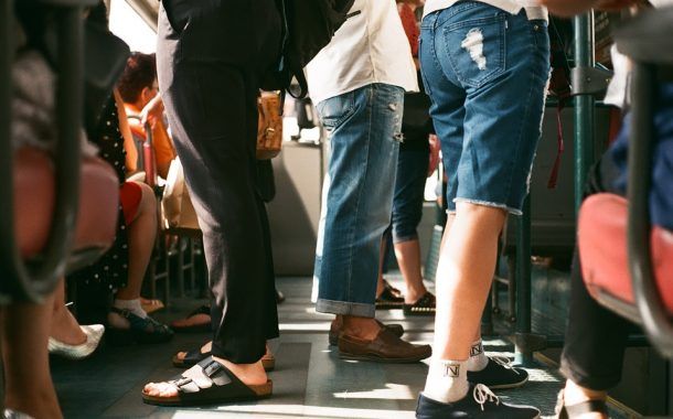 Trabajar de pie, las pausas y la salud en el empleo