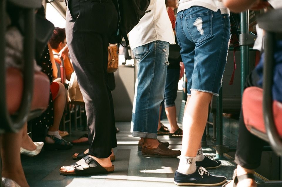 Trabajar de pie, las pausas y la salud en el empleo