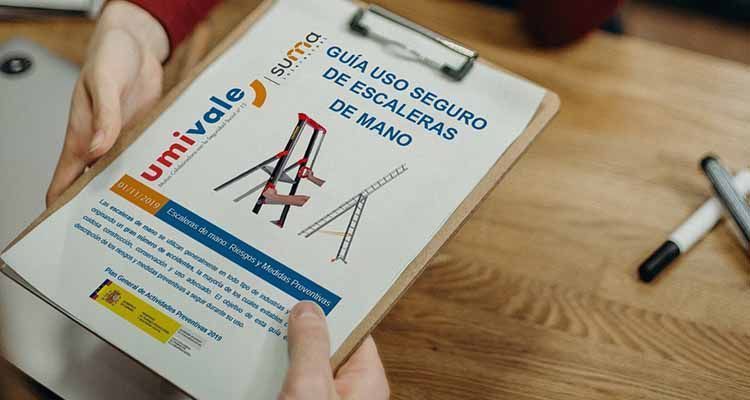 Guía para evitar los accidentes laborales por caídas con escaleras de mano