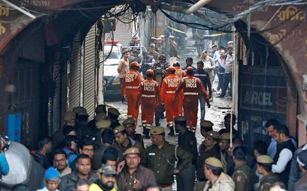 Un gran incendio arrasa una fábrica en Nueva Delhi, dejando 43 fallecidos